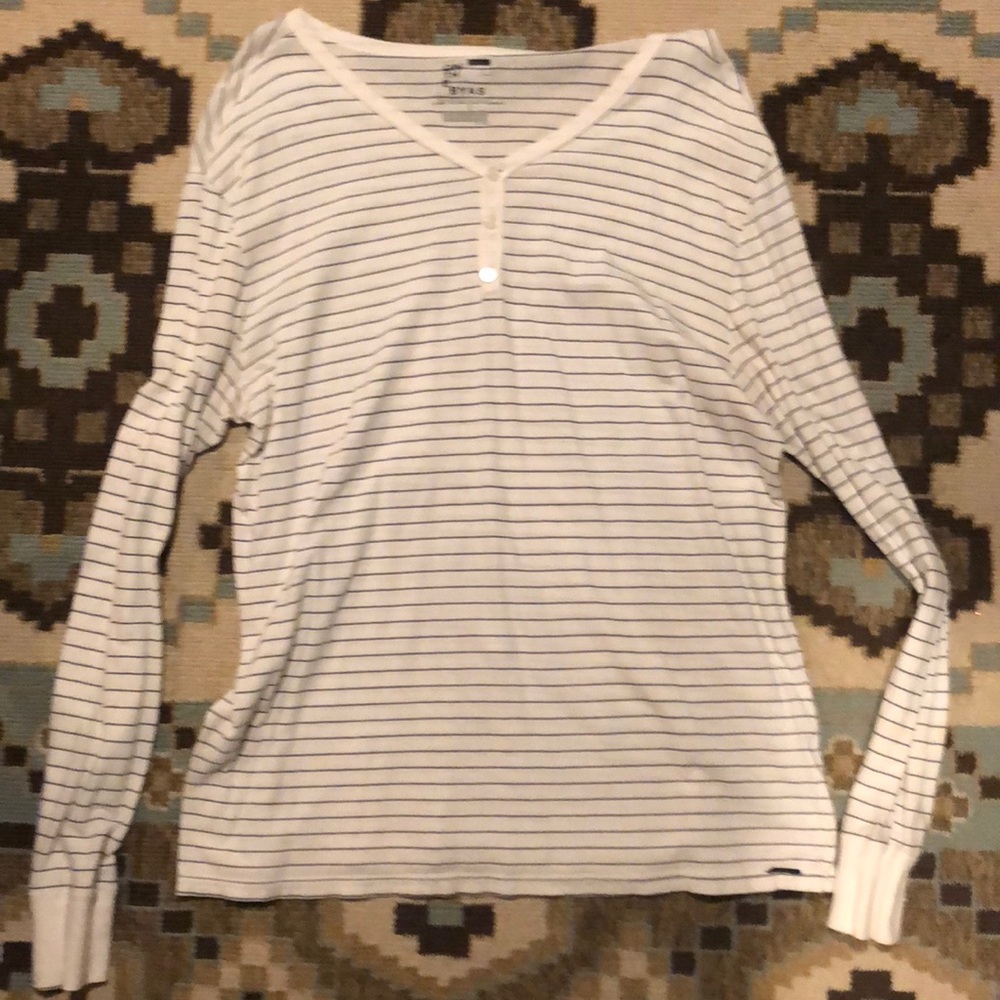 Men’s longsleeve V-neck three button T-shirt